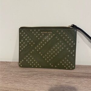 Michael Kors Women's Jet Set Zip Travel XL Olive Clutch